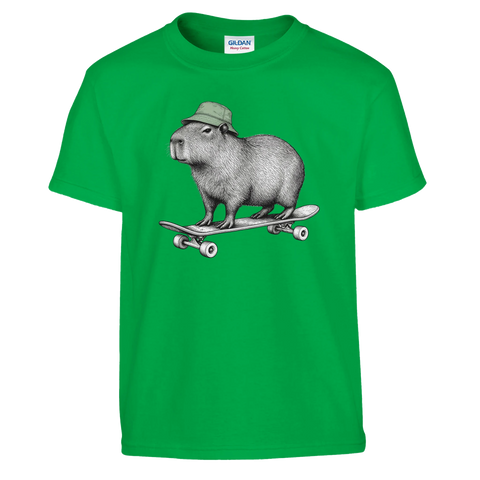 Grön barn-t-shirt med en kapybara i grön mössa på skateboard.