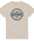 Sandfärgad t-shirt med Quizkungen tryck och kunglig symbol