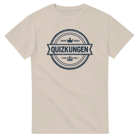 Sandfärgad t-shirt med Quizkungen tryck och kunglig symbol