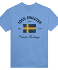 Klassisk typografi och svenskt flaggmotiv på blå t-shirt i bomull