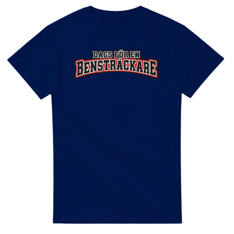 Marinblå t-shirt med texten Dags för en bensträckare i collegebokstäver.