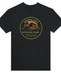 Retro cirkulärt emblem med dinosaurie och palmer – grafisk t-shirt