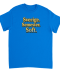 Sverige. Semester. Soft." text i retrostil på en klarblå t-shirt.