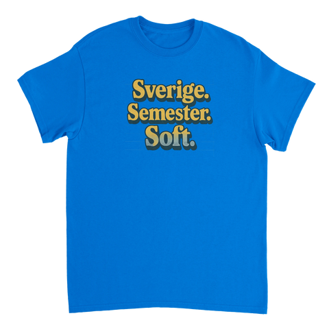 Sverige. Semester. Soft." text i retrostil på en klarblå t-shirt.