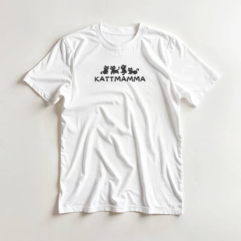 Fyra svarta tecknade katter med texten "KATTMAMMA" på en vit t-shirt.