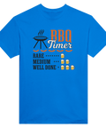 BBQ Timer-tryck med grill, korvar, ölglas och texten "Rare Medium Well Done" på blå T-shirt.
