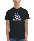 Tecknad blå haj med solglasögon och texten "CRAZY SHARK" på svart t-shirt.