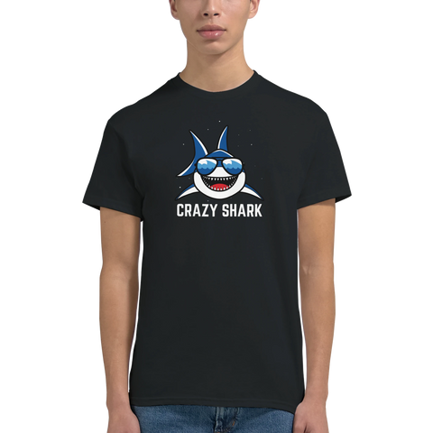 Tecknad blå haj med solglasögon och texten "CRAZY SHARK" på svart t-shirt.