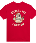 Röd t-shirt med en tomte i julgröt och texten ”Sitter lite i gröten”.