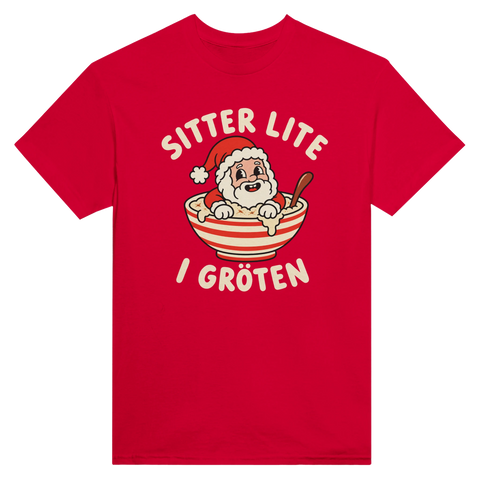 Röd t-shirt med en tomte i julgröt och texten ”Sitter lite i gröten”.