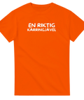 En riktig kärringjävel" vit text på orange t-shirt.