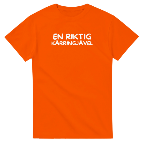 En riktig kärringjävel" vit text på orange t-shirt.