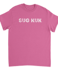 Vit text "SUG KUK" med sliten effekt på rosa t-shirt, provokativ design.