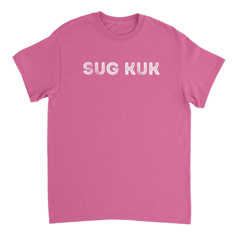 Vit text "SUG KUK" med sliten effekt på rosa t-shirt, provokativ design.