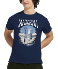 Man bär en marinblå t-shirt med trycket Majorna och en illustrerad mås