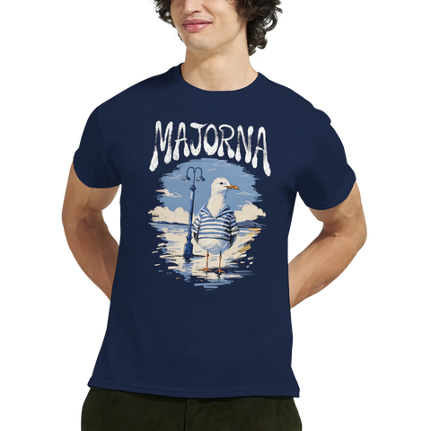 Man bär en marinblå t-shirt med trycket Majorna och en illustrerad mås