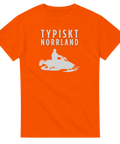 Orange t-shirt med vitt tryck föreställande en skoter och texten Typiskt Norrland