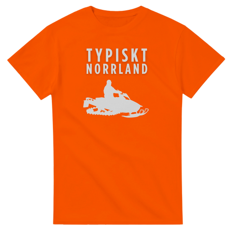 Orange t-shirt med vitt tryck föreställande en skoter och texten Typiskt Norrland