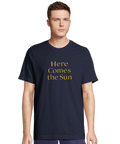 Manlig modell bär mörkblå t-shirt med minimalistisk grafisk text