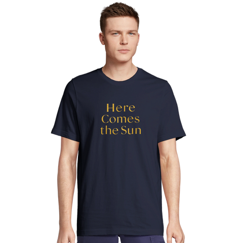 Manlig modell bär mörkblå t-shirt med minimalistisk grafisk text