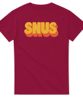 Klassiskt snusmotiv med orange och gul text på vinröd t-shirt