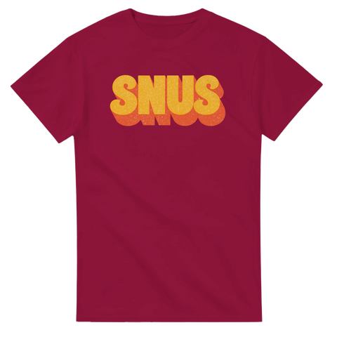 Klassiskt snusmotiv med orange och gul text på vinröd t-shirt