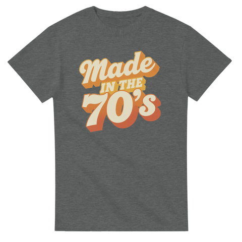 Mörkgrå t-shirt med grafiskt 70-tals motiv och skuggad text