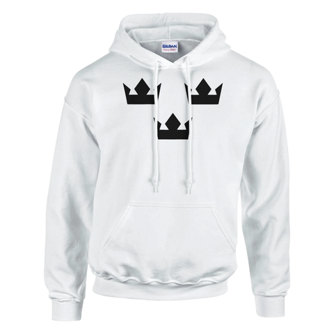 Minimalistiskt tryck av Tre Kronor på en vit hoodie