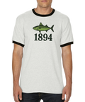 Person som bär en vit Gais ringer t-shirt med makrillmotiv.