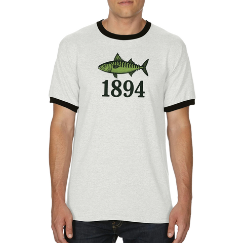 Person som bär en vit Gais ringer t-shirt med makrillmotiv.