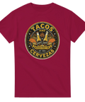 Grafisk illustration med öl och tacos på en vinröd t-shirt