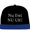Snapback-keps med Nu Det Nuuk text – svart med blå skärm