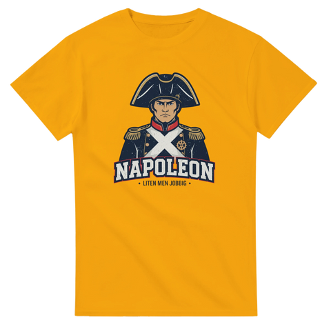 Illustration av Napoleon i uniform med humoristiskt citat – gul t-shirt