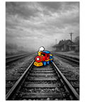 Ett färgglatt tecknat tåg i rött och gult på en gråskalig övergiven tågräls med en gammal station i bakgrunden.