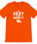 I'm Sexy and I Mow It" text med gräsklippare på orange t-shirt.