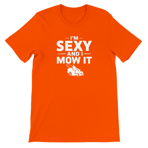 I'm Sexy and I Mow It" text med gräsklippare på orange t-shirt.