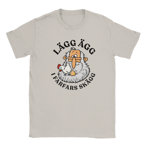 Beige t-shirt med farfar, en höna och texten ”Lägg ägg i farfars skägg”.