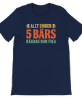 Marinblå t-shirt med texten Allt under 5 bärs räknas som fika i retrofärger.