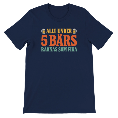 Marinblå t-shirt med texten Allt under 5 bärs räknas som fika i retrofärger.