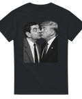 Mr Bean och Donald Trump pussas på svartvit t-shirt.