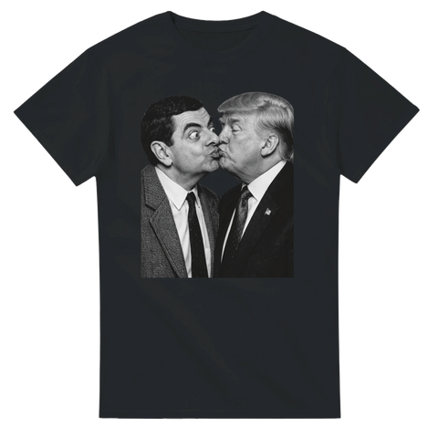 Mr Bean och Donald Trump pussas på svartvit t-shirt.