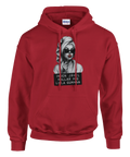 Marilyn Monroe-inspirerad kvinna med solglasögon, rött läppstift, text "Ingen jävel kallar mig lilla gumman" på röd hoodie.