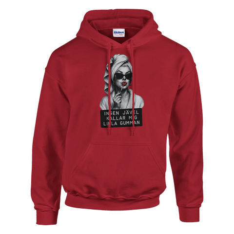 Marilyn Monroe-inspirerad kvinna med solglasögon, rött läppstift, text "Ingen jävel kallar mig lilla gumman" på röd hoodie.