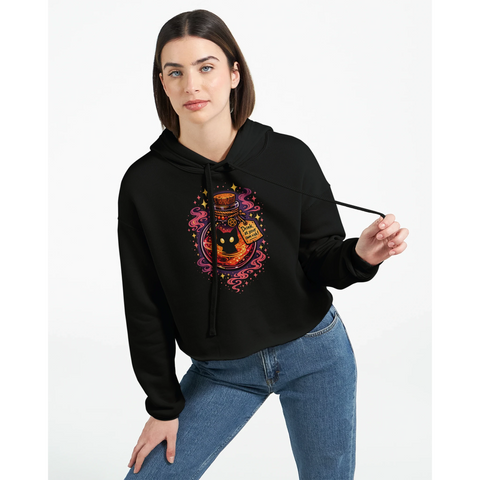 Tecknad svart katt i trolldrycksflaska med texten "Drink at your own risk!" på svart croppad hoodie.