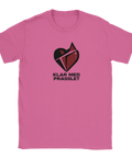 Rosa t-shirt med grafiskt hjärtmotiv och texten Klar med prasslet