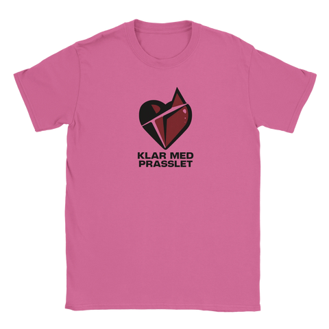 Rosa t-shirt med grafiskt hjärtmotiv och texten Klar med prasslet