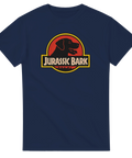 Jurassic Bark-logga med hundsiluett i retrostil på marinblå t-shirt.