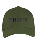 Olivgrön truckerkeps med mörkblå broderad Shirty-logotyp – minimalistisk design