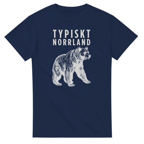 Stilren björn-illustration med norrländskt citat på en marinblå t-shirt