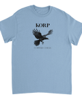 Detaljerad svart korp med utbredda vingar och text "KORP CORVUS CORAX" på ljusblå t-shirt.